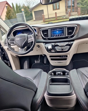 Chrysler Pacifica cena 114000 przebieg: 114000, rok produkcji 2019 z Lubin małe 172